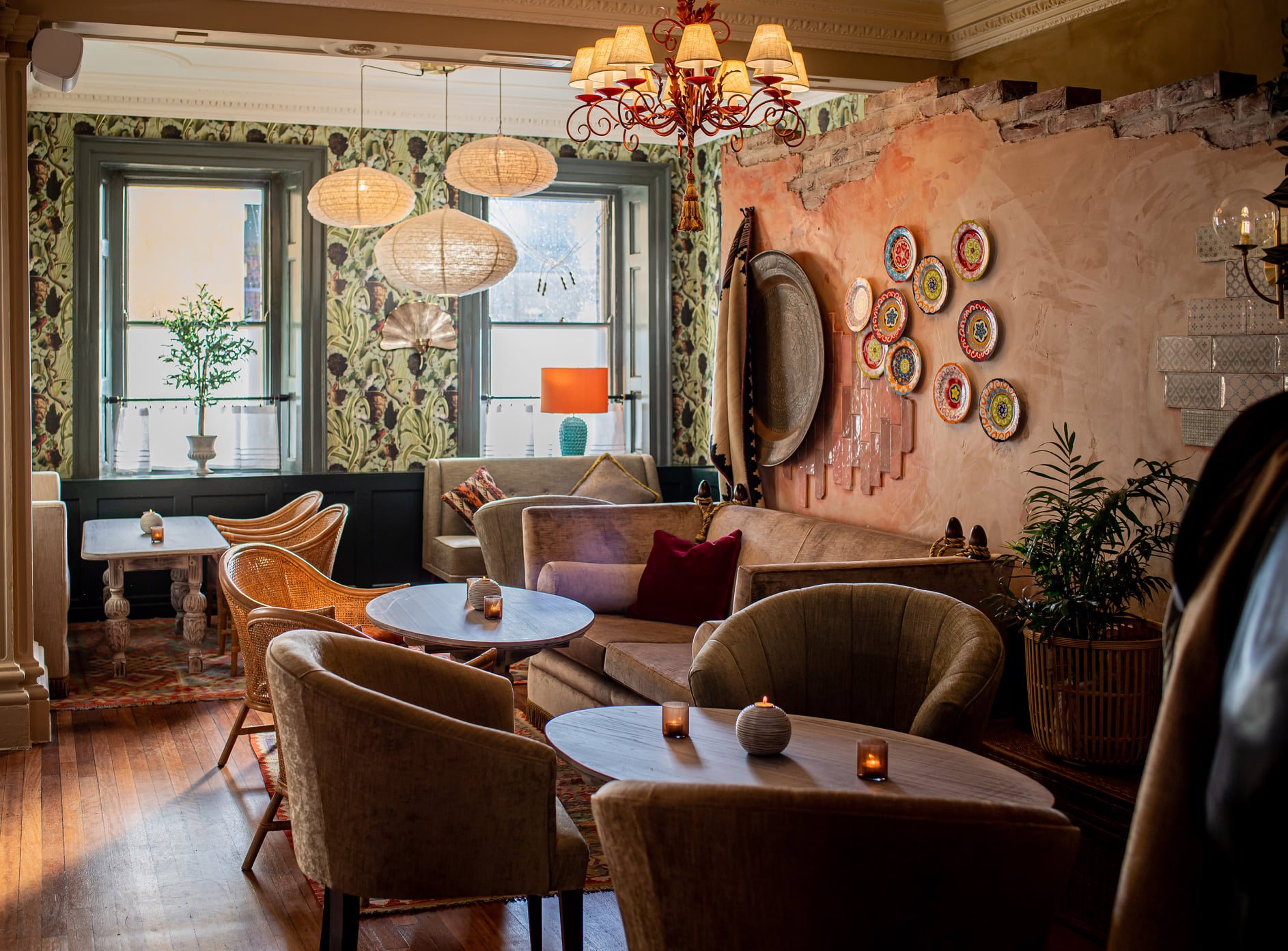 Velvet armchairs, a sofa and decorative plates in the Boho Marché lounge
